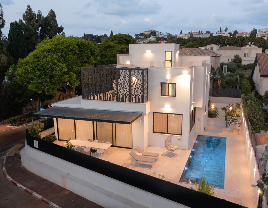 Private two-story home with patio and pool in Herzliya.
